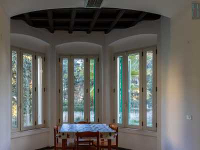 Ci spostiamo ora in un'altra sala, su cui si apre il bovindo...